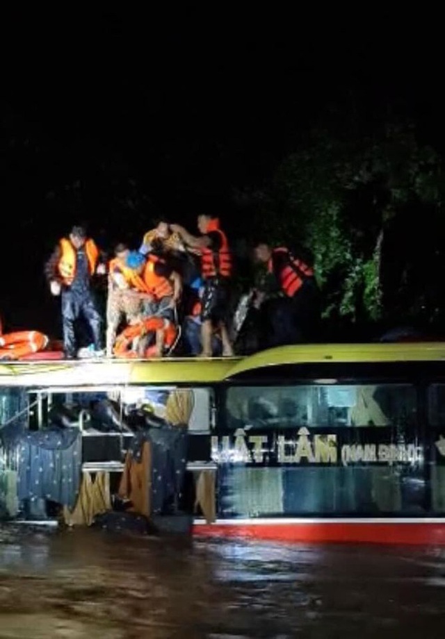 Quảng Bình: Trắng đêm ngược dòng nước lũ giải cứu hàng chục người hoảng loạn trên nóc xe khách bị cuốn trôi - Ảnh 2.