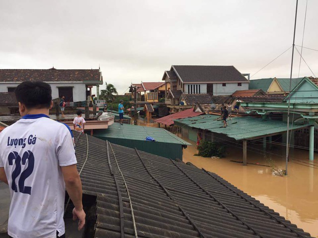 “Đại hồng thủy” nhấn chìm gần 80.000 nhà dân Quảng Bình, 3 người chết - Ảnh 2.