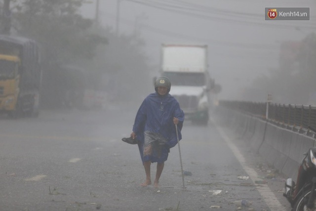Ảnh: Mưa lũ lịch sử ở Quảng B&igrave;nh, nước ngập quốc lộ 1A hơn một m&eacute;t, xe cộ ch&ocirc;n ch&acirc;n h&agrave;ng km - Ảnh 14.