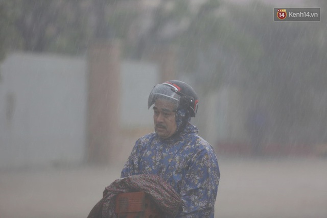 Ảnh: Mưa lũ lịch sử ở Quảng B&igrave;nh, nước ngập quốc lộ 1A hơn một m&eacute;t, xe cộ ch&ocirc;n ch&acirc;n h&agrave;ng km - Ảnh 15.