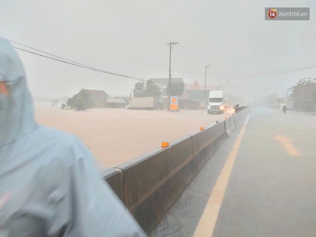 Ảnh: Mưa lũ lịch sử ở Quảng B&igrave;nh, nước ngập quốc lộ 1A hơn một m&eacute;t, xe cộ ch&ocirc;n ch&acirc;n h&agrave;ng km - Ảnh 16.