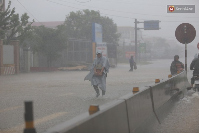 Ảnh: Mưa lũ lịch sử ở Quảng B&igrave;nh, nước ngập quốc lộ 1A hơn một m&eacute;t, xe cộ ch&ocirc;n ch&acirc;n h&agrave;ng km - Ảnh 4.