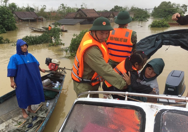 “Đại hồng thủy” nhấn chìm gần 80.000 nhà dân Quảng Bình, 3 người chết - Ảnh 6.
