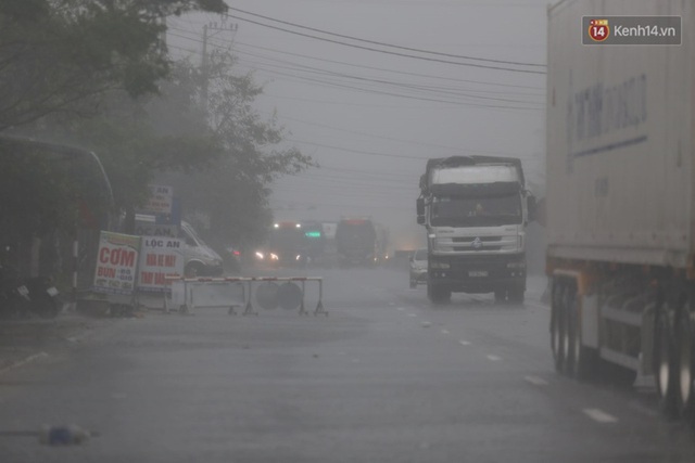 Ảnh: Mưa lũ lịch sử ở Quảng B&igrave;nh, nước ngập quốc lộ 1A hơn một m&eacute;t, xe cộ ch&ocirc;n ch&acirc;n h&agrave;ng km - Ảnh 7.