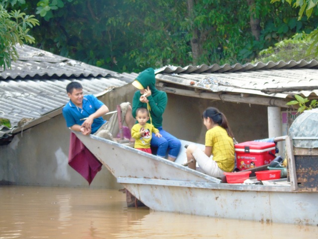 “Đại hồng thủy” nhấn chìm gần 80.000 nhà dân Quảng Bình, 3 người chết - Ảnh 7.