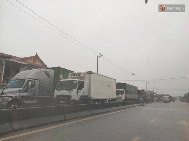 Ảnh: Mưa lũ lịch sử ở Quảng B&igrave;nh, nước ngập quốc lộ 1A hơn một m&eacute;t, xe cộ ch&ocirc;n ch&acirc;n h&agrave;ng km - Ảnh 8.