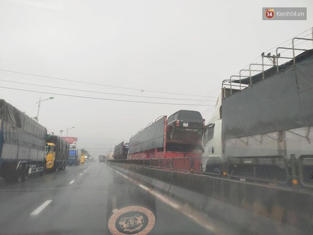 Ảnh: Mưa lũ lịch sử ở Quảng B&igrave;nh, nước ngập quốc lộ 1A hơn một m&eacute;t, xe cộ ch&ocirc;n ch&acirc;n h&agrave;ng km - Ảnh 11.