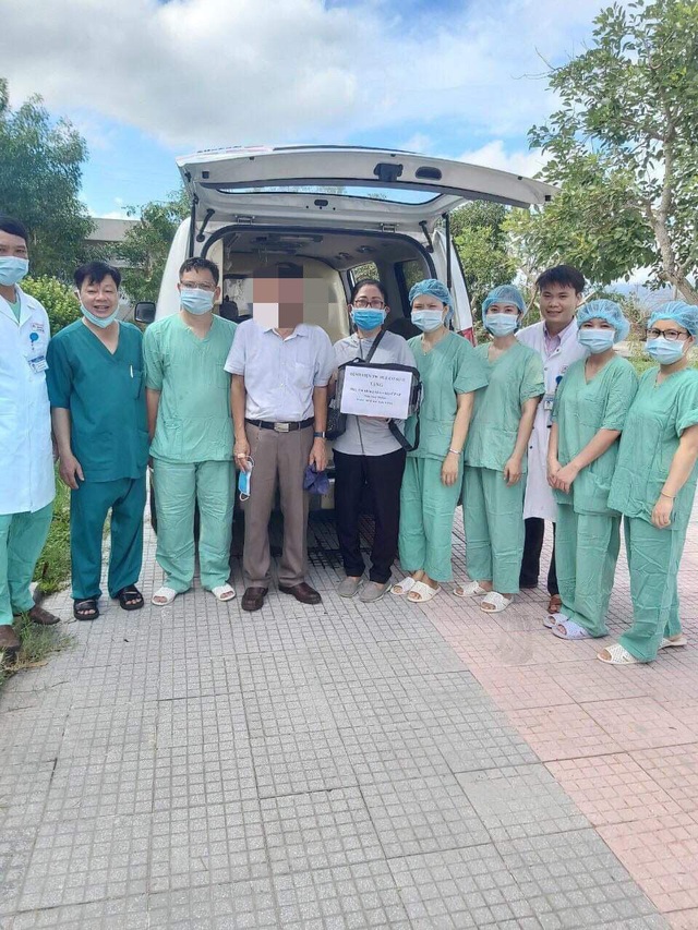 Bệnh nhân COVID-19 số 438 chính thức rời Huế, mang theo món quà đặc biệt từ bệnh viện - Ảnh 1.