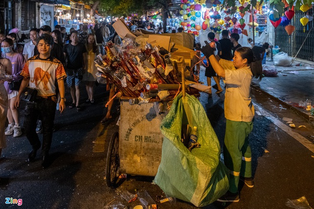 Đường phố ngập rác sau đêm Trung thu - Ảnh 2.