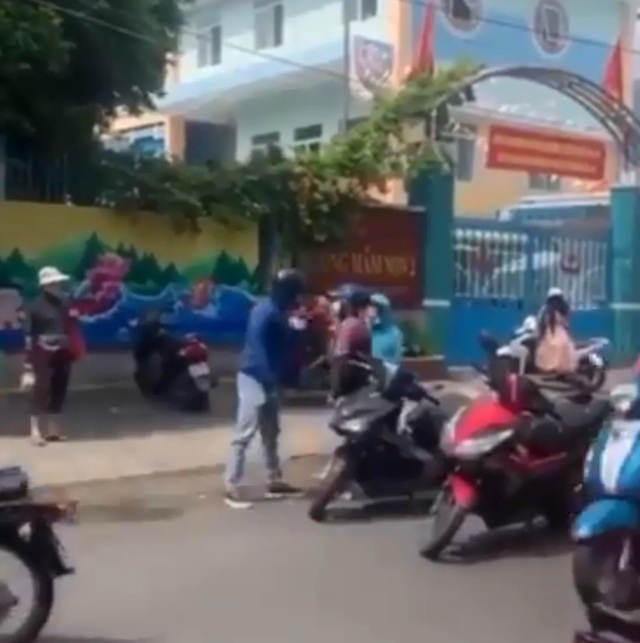 Chồng nhà người ta: Thấy bà xã bị bắt nạt, dù nhỏ con hơn vẫn lao vào bênh vợ - Ảnh 2. Chồng nhà người ta: Thấy bà xã bị bắt nạt, dù nhỏ con hơn vẫn lao vào bênh vợ - Ảnh 2.