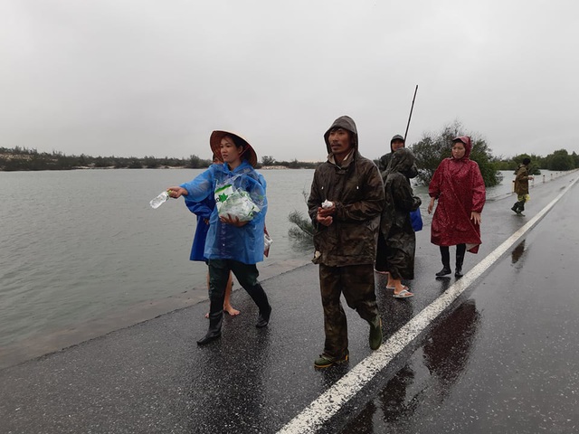 Lũ lụt bủa vây, hàng trăm người dân Quảng Bình ra đường tránh QL1A xin cứu trợ - Ảnh 4.