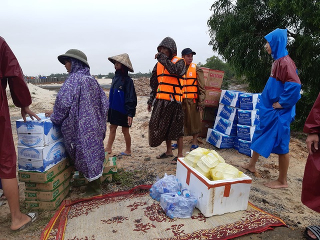 Lũ lụt bủa vây, hàng trăm người dân Quảng Bình ra đường tránh QL1A xin cứu trợ - Ảnh 5.
