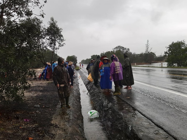 Lũ lụt bủa vây, hàng trăm người dân Quảng Bình ra đường tránh QL1A xin cứu trợ - Ảnh 6.