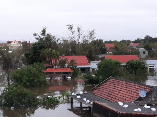 Lũ lụt bủa vây, hàng trăm người dân Quảng Bình ra đường tránh QL1A xin cứu trợ - Ảnh 3.