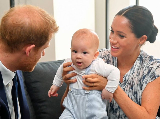 Dân mạng phẫn nộ vì vợ chồng Meghan Markle và Hoàng tử Harry không cho con trai về gặp Nữ hoàng Anh - Ảnh 2.