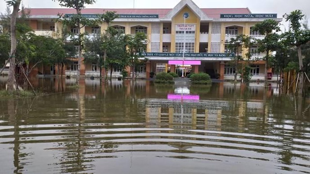 Trường học ngập nước, học sinh nhiều nơi chưa thể đến trường - Ảnh 1.