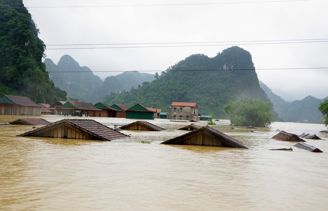 Thông tin mới nhất về tình hình mưa lũ ở Quảng Bình, Hà Tĩnh - Ảnh 2.