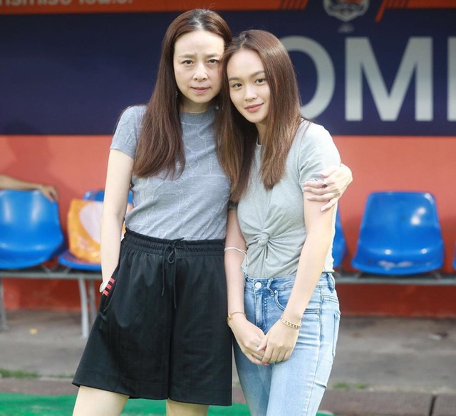 Con gái xinh xắn, học giỏi của nữ chủ tịch đội bóng Thái Lan - Ảnh 1.