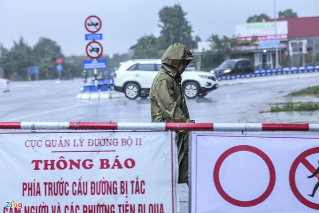 Quốc lộ ngập sâu, xe cộ kẹt cứng ở Quảng Bình - Ảnh 3.