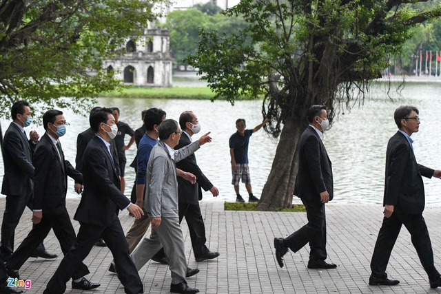 Thủ tướng Nhật Bản bất ngờ đi dạo hồ Gươm - Ảnh 3.