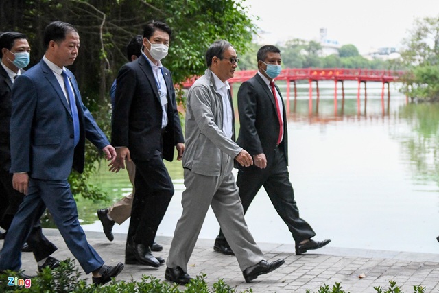 Thủ tướng Nhật Bản bất ngờ đi dạo hồ Gươm - Ảnh 6.