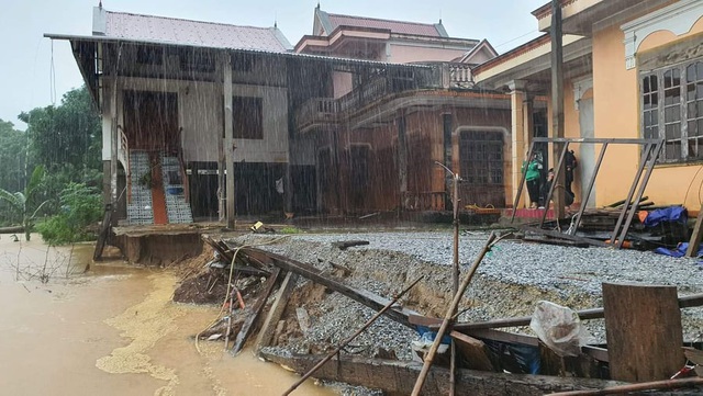 Quảng Bình: Vẫn còn hơn 100 ngàn ngôi nhà ngập trong nước lũ - Ảnh 2.