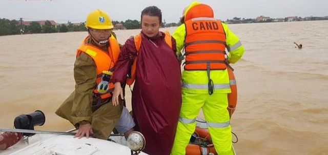 Công an Quảng Bình giải cứu 4 người bị lật thuyền chới với giữa biển nước - Ảnh 2.