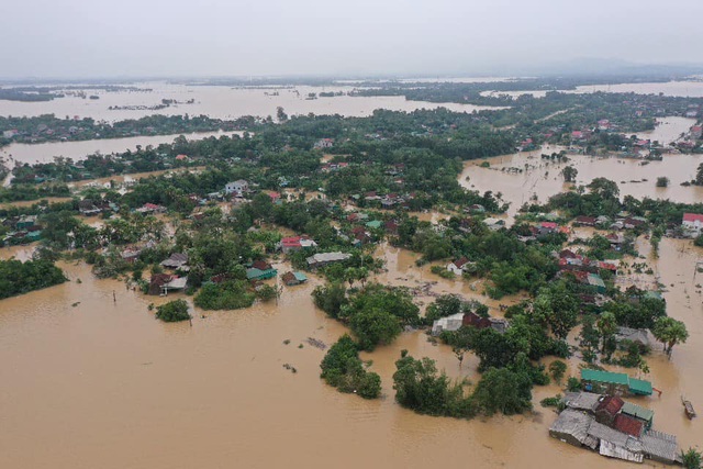 Miền Trung vẫn ngập chìm trong biển nước, công tác ứng cứu gặp nhiều khó khăn - Ảnh 2.