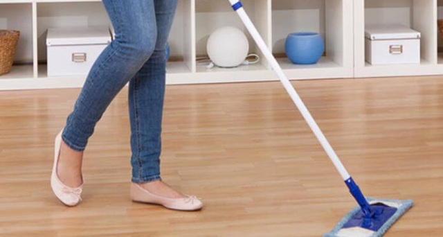 Dùng 1 trong 3 thứ dễ kiếm này để lau nhà, đảm bảo nhà của bạn luôn sạch bóng, không mùi tanh, không lo hóa chất - Ảnh 2.