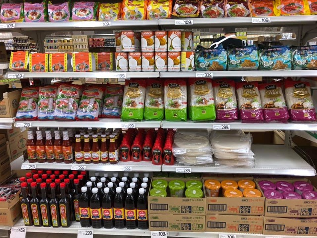 Mắm tôm xuất hiện sừng sững trong cửa hàng bán lẻ hàng đầu của Nhật với giá bán bất ngờ, đi kèm là hàng loạt sản phẩm Việt hot không kém - Ảnh 2.