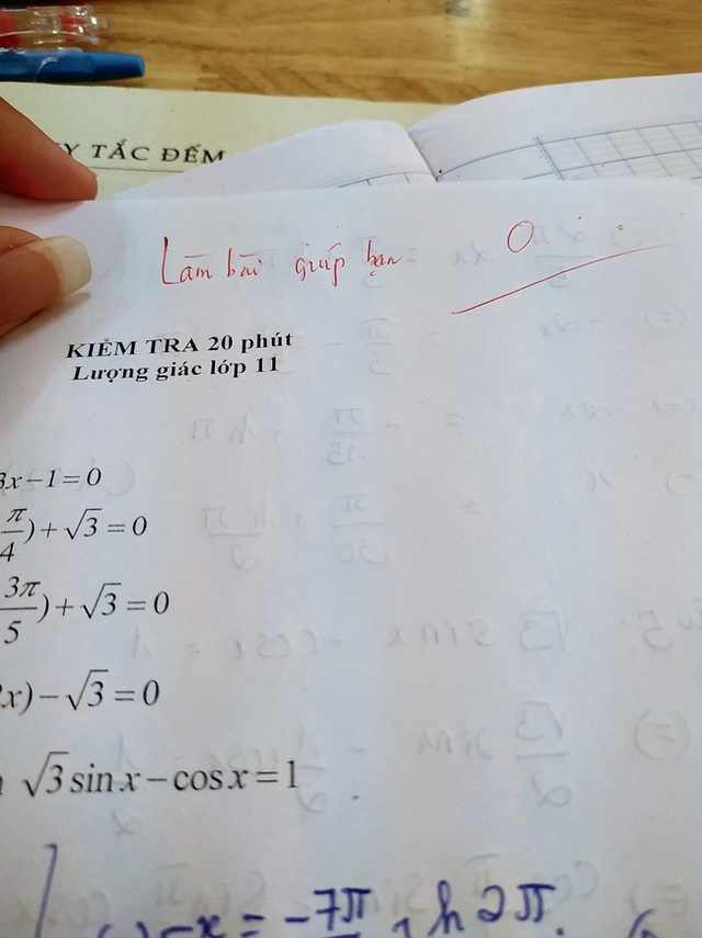 Làm bài đúng hết và không hề quay cóp nhưng nam sinh vẫn bị ăn trứng ngỗng, lời phê của cô giáo hé lộ tất cả - Ảnh 1.