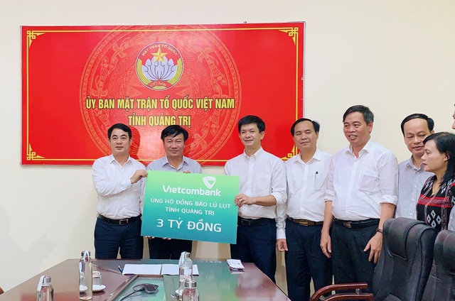 Vietcombank ủng hộ 11 tỷ đồng, chung tay cùng cán bộ, chiến sỹ và đồng bào miền Trung vượt qua khó khăn trước thiên tai, lũ lụt - Ảnh 2.