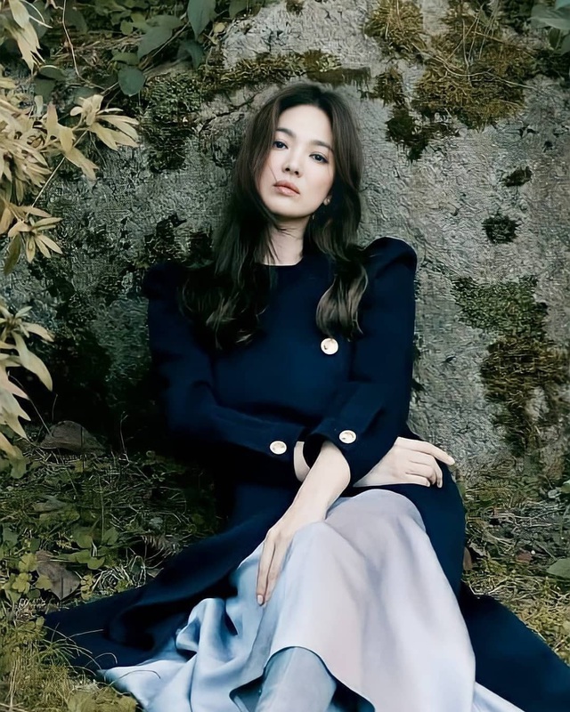 Song Hye Kyo vừa công bố tin vui, cư dân mạng lại săm soi những dấu hiệu lạ trên khuôn mặt - Ảnh 1.
