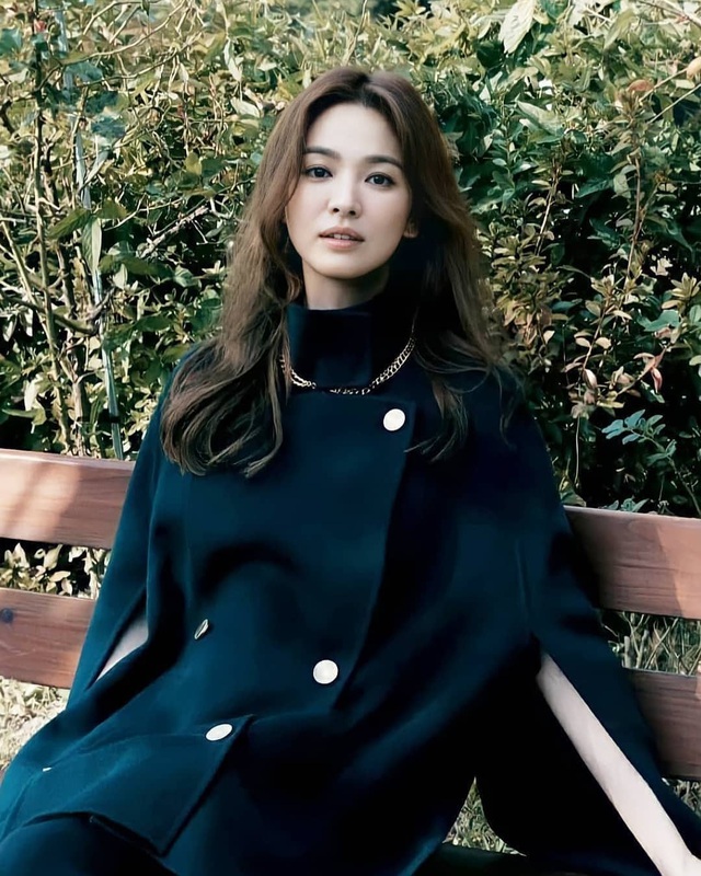 Song Hye Kyo vừa công bố tin vui, cư dân mạng lại săm soi những dấu hiệu lạ trên khuôn mặt - Ảnh 2.