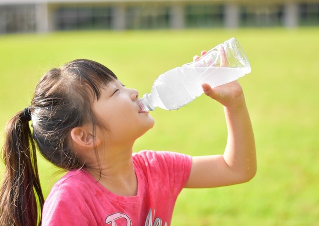 Bé gái 10 tuổi đã xuất hiện kinh nguyệt, vừa nhìn chai nước mà cô bé uống mỗi ngày bác sĩ đã hiểu nguyên nhân - Ảnh 1.