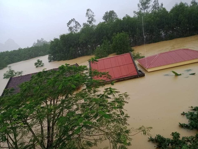 Hình ảnh trường học ở miền Trung ngập trong biển nước, sách vở và thiết bị tan hoang trong đống bùn, ai nhìn cũng quặn thắt tim  - Ảnh 1.