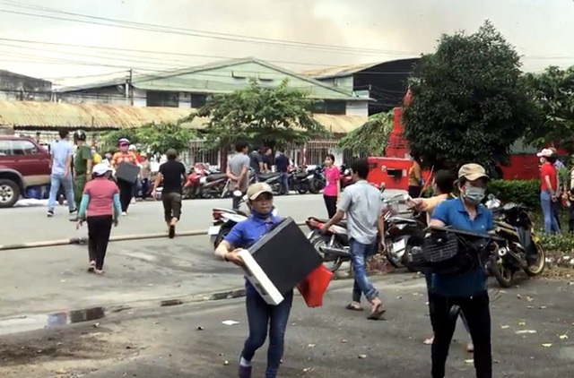 Cháy công ty đồ gỗ ở Sài Gòn, 3 nhà xưởng đổ sập trong tích tắc - Ảnh 3.