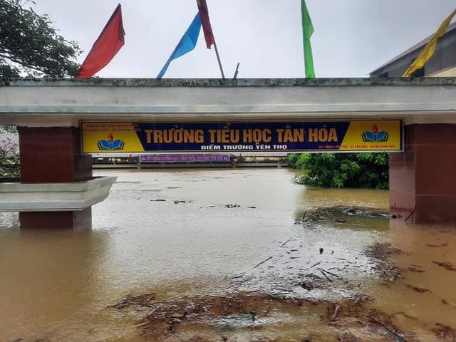 Hình ảnh trường học ở miền Trung ngập trong biển nước, sách vở và thiết bị tan hoang trong đống bùn, ai nhìn cũng quặn thắt tim  - Ảnh 3.