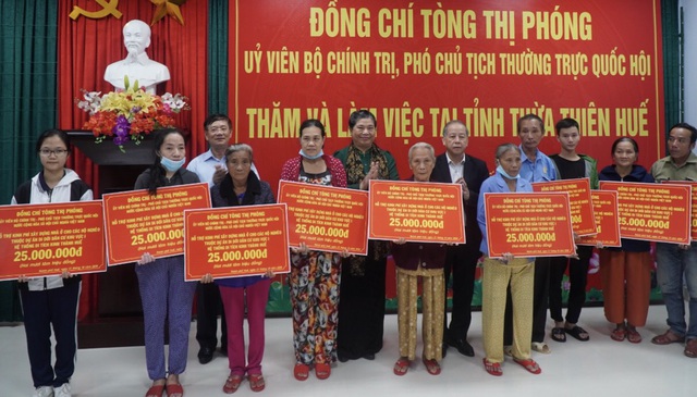 Phó Chủ tịch Quốc hội Tòng Thị Phóng thăm hỏi, tặng quà cho người dân chịu ảnh hưởng mưa lũ ở Huế - Ảnh 4.