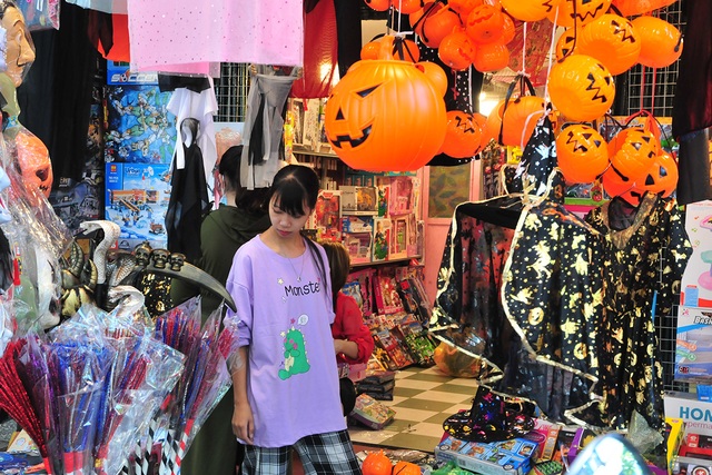 Qua Trung thu, phố Hàng Mã lại tất bật với lễ hội Halloween - Ảnh 2.