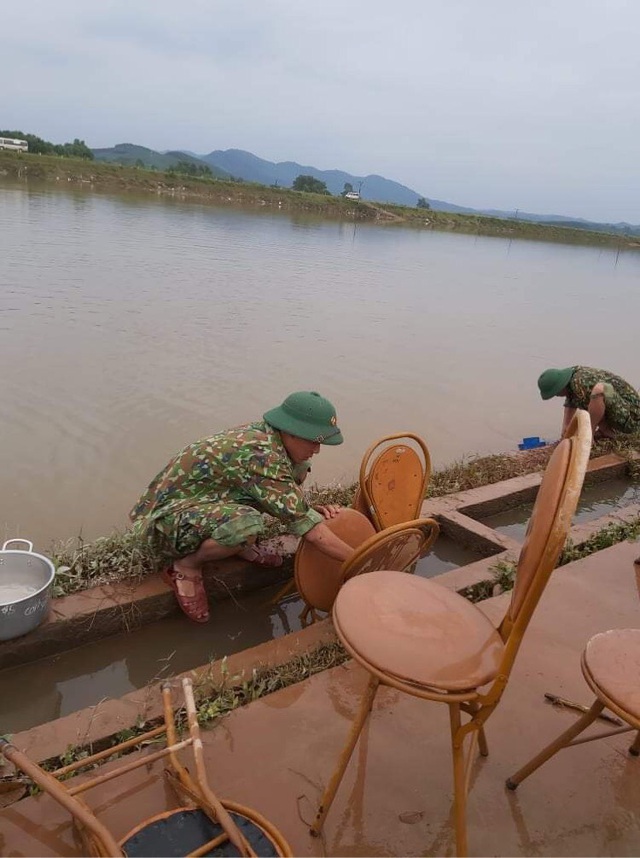 Hà Tĩnh khẩn trương dọn dẹp để học sinh sớm trở lại trường sau mưa lũ - Ảnh 4.