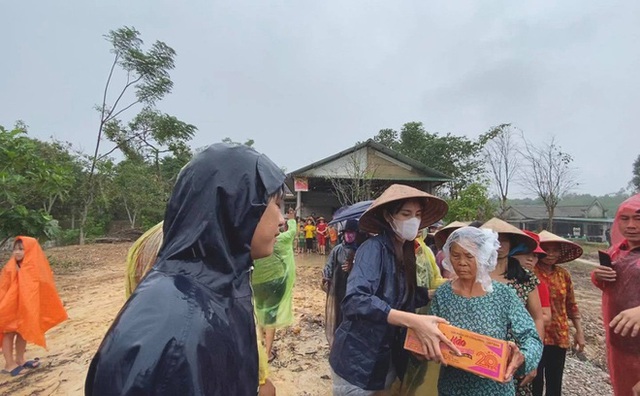 Nghệ sĩ Việt dầm mưa giúp đỡ người dân miền Trung - Ảnh 1.