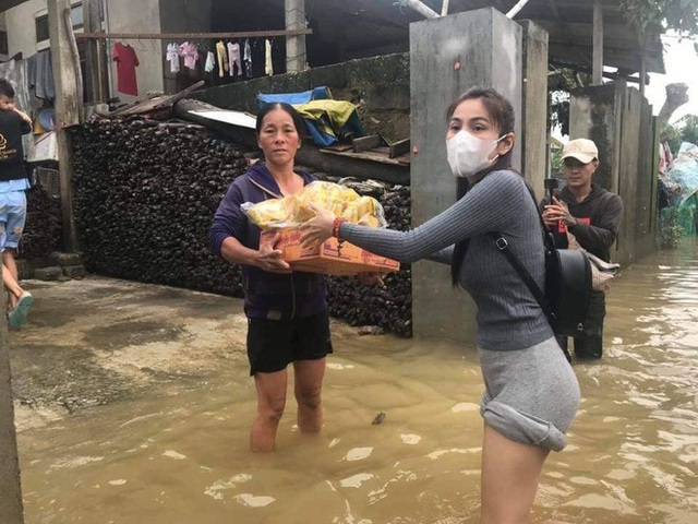 Nghệ sĩ Việt dầm mưa giúp đỡ người dân miền Trung - Ảnh 2.