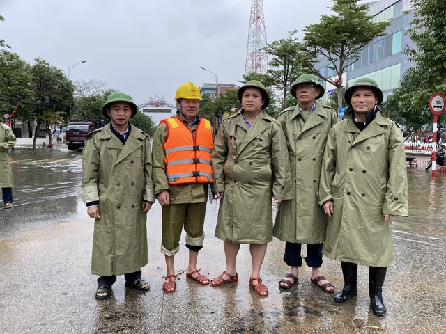PC Hà Tĩnh: Nỗ lực cấp điện trở lại cho bà con nhân dân sau mưa lũ - Ảnh 1.