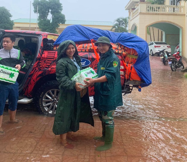 Nghệ sĩ Việt dầm mưa giúp đỡ người dân miền Trung - Ảnh 13.