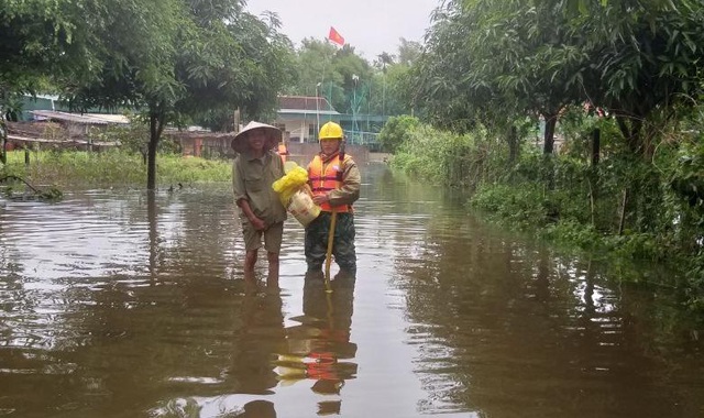 PC Hà Tĩnh: Nỗ lực cấp điện trở lại cho bà con nhân dân sau mưa lũ - Ảnh 16.