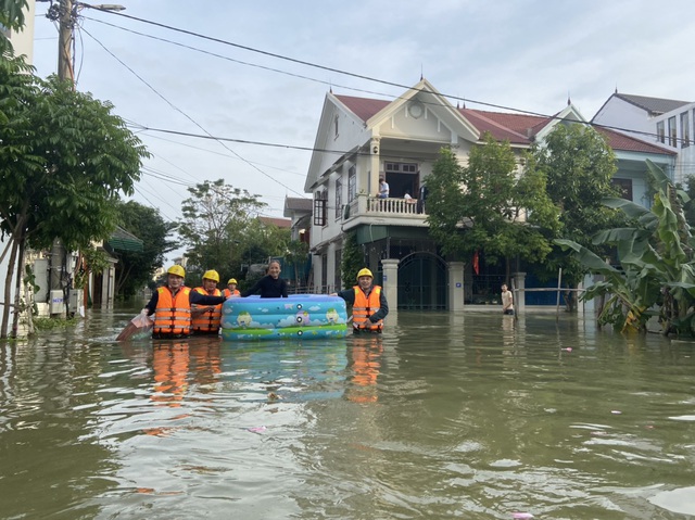 PC Hà Tĩnh: Nỗ lực cấp điện trở lại cho bà con nhân dân sau mưa lũ - Ảnh 17.