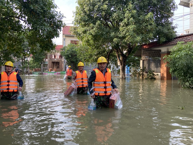 PC Hà Tĩnh: Nỗ lực cấp điện trở lại cho bà con nhân dân sau mưa lũ - Ảnh 18.