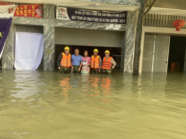 PC Hà Tĩnh: Nỗ lực cấp điện trở lại cho bà con nhân dân sau mưa lũ - Ảnh 19.