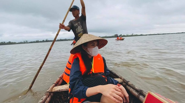 Nghệ sĩ Việt dầm mưa giúp đỡ người dân miền Trung - Ảnh 4.